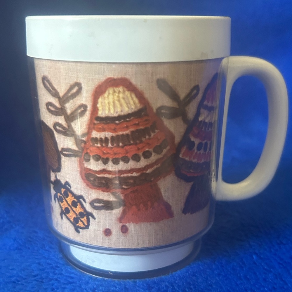 Vintage 1978 Dart Ind. Thermo-serv insulated mushroom pattern mug!